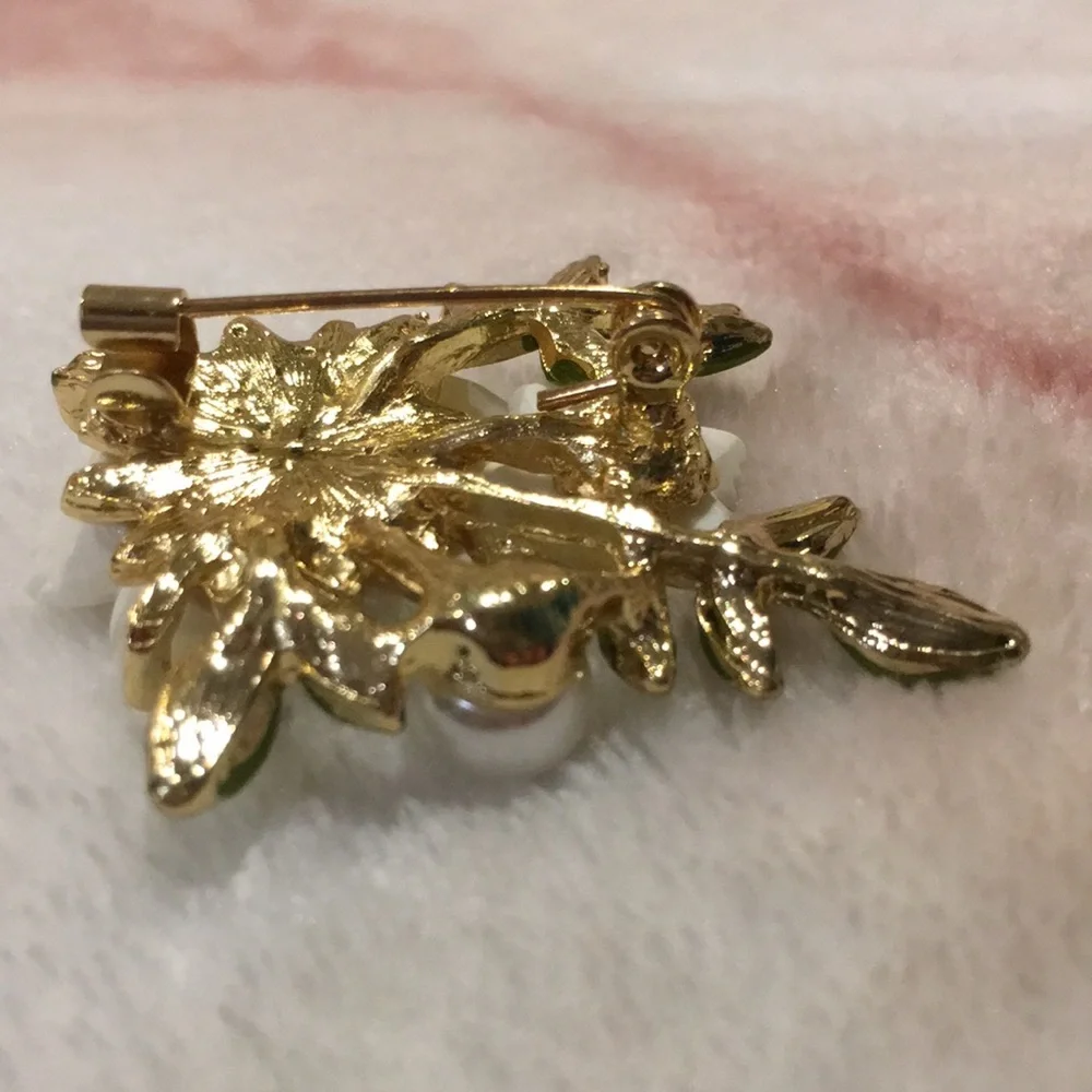 Flower Fashion  Pin Brooch NWT Faux Pearl 2x1.5” Gold Toned Metal Alloy - Picture 6 of 11